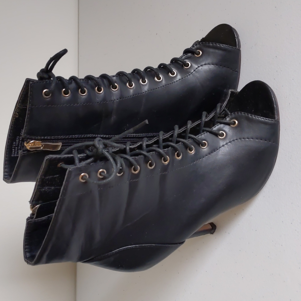 Hot Tomato Size 7 1/2 Lace Up Peep Toe Boot